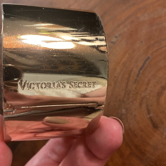 Victoria’s Secret Studded Gold Tone Cuff with Rhinestones New in Box - Picture 5 of 8